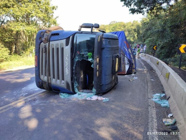 Carreta tomba na rodovia BR-277 e parte da carga de farinha de trigo é saqueada