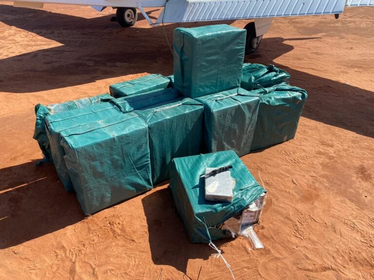 FAB intercepta aeronave carregada com 663 kg de cocaína que invadiu espaço aéreo nacional