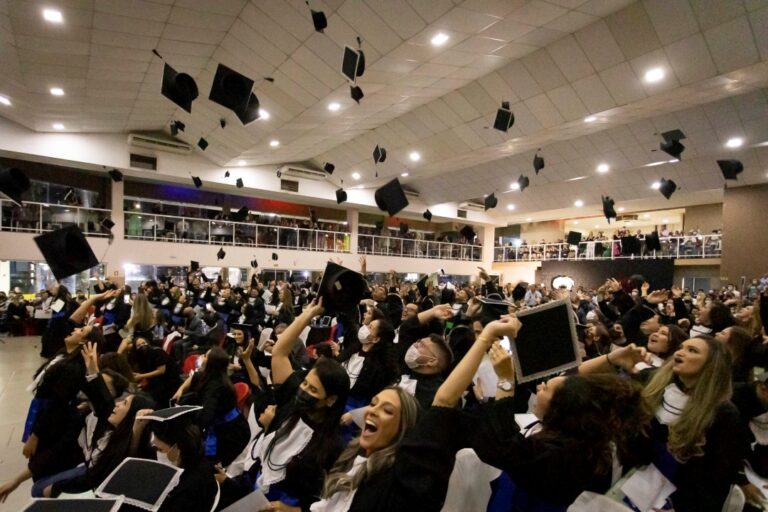 UEM: 120 pessoas se formam em oito cursos do Câmpus Regional de Umuarama