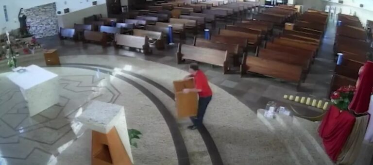Fiel é flagrado tentando roubar o dinheiro da caixinha de ofertas da igreja