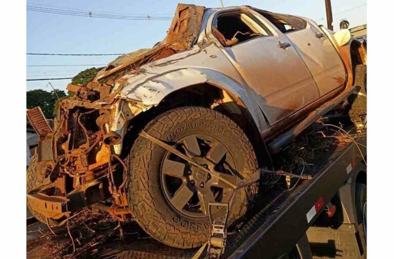 Autores de roubo a caminhonete são presos após colisão em viatura e capotamento