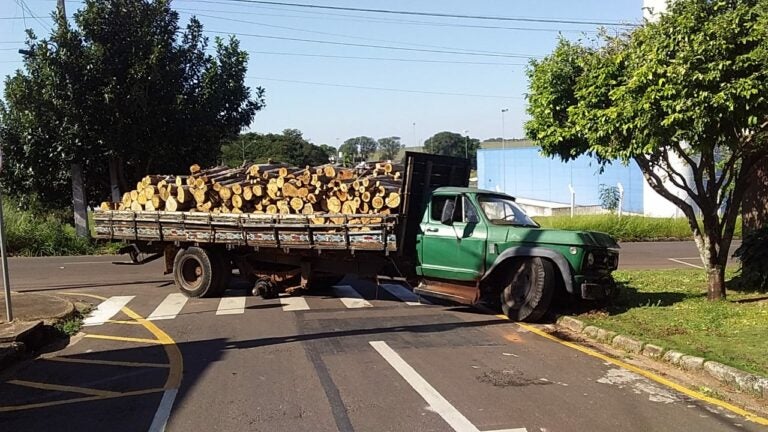 Caminhão carregado é abandonado no meio da rua no Parque Bonfim em Umuarama