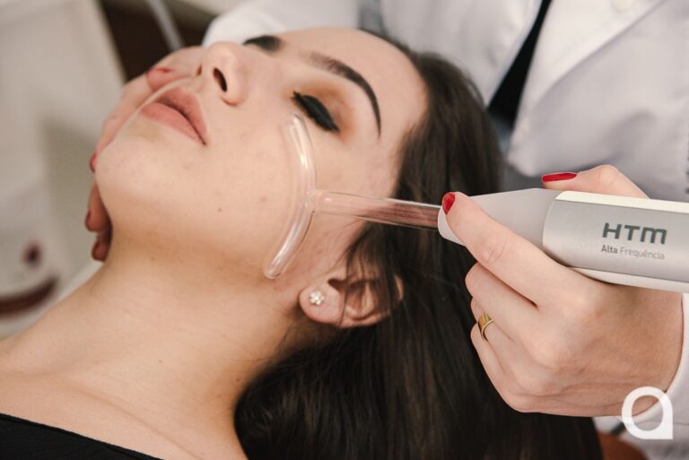 Bella estética realiza limpeza de pele por apenas R$ 85 a sessão