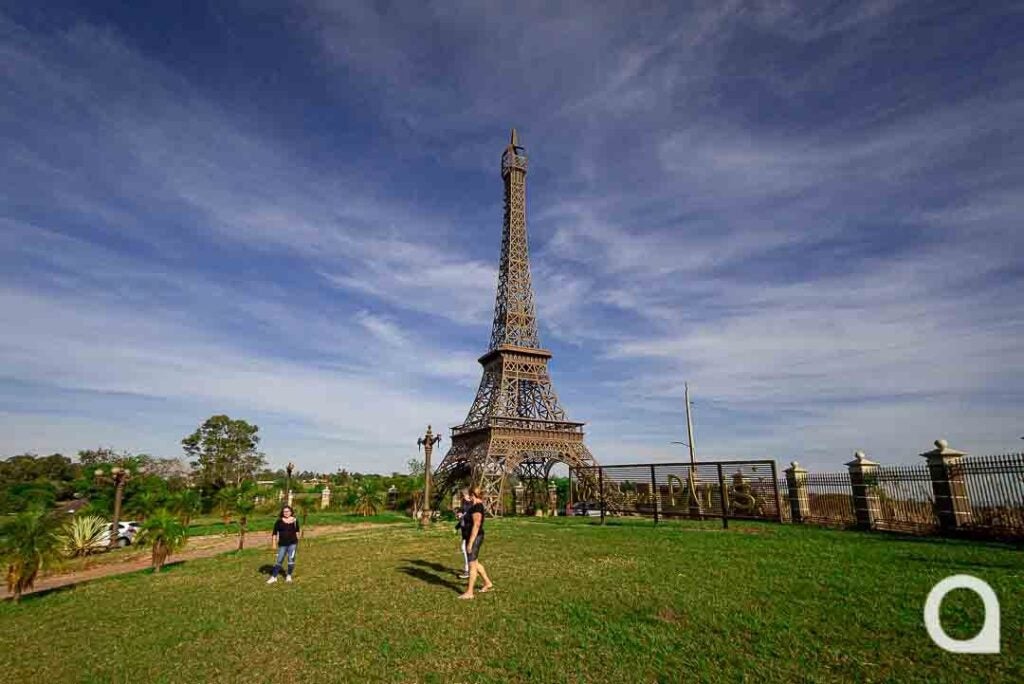 Torre Eiffel de Umuarama em um dia de sol com poucas nuvens no céu. 