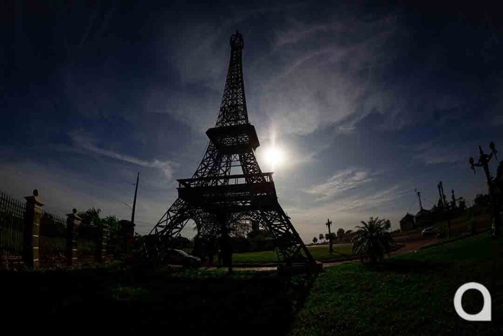 foto contraluz da Torre Eiffel de Umuarama.