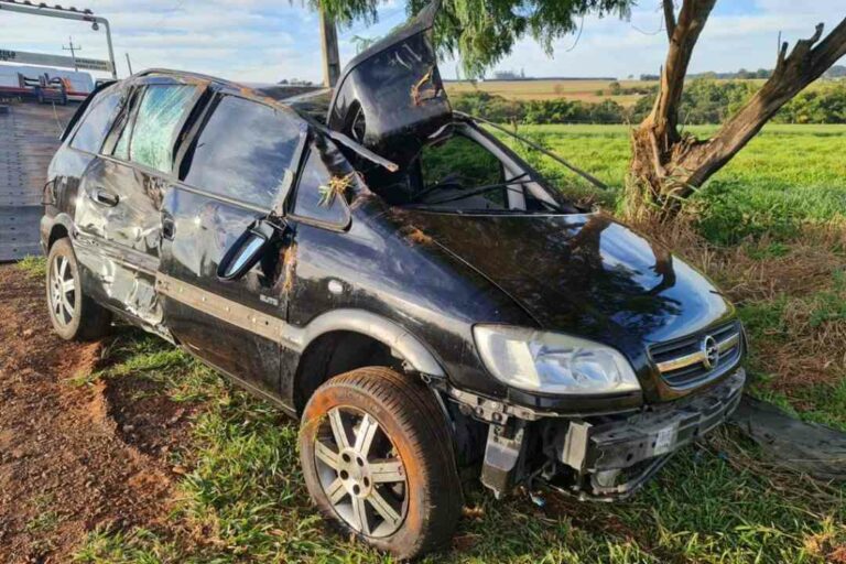 Condutor fica ferido após veículo capotar e ele ser ejetado, na rodovia PR-364