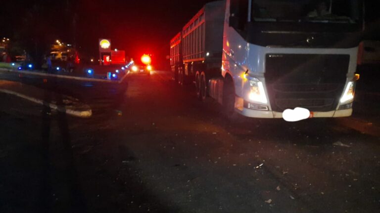 Motorista de Uno fica ferido ao bater na lateral de caminhão na PR-323, em Iporã