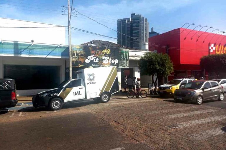 Morador em situação de rua é encontrado morto em salão no entorno da praça Miguel Rossafa
