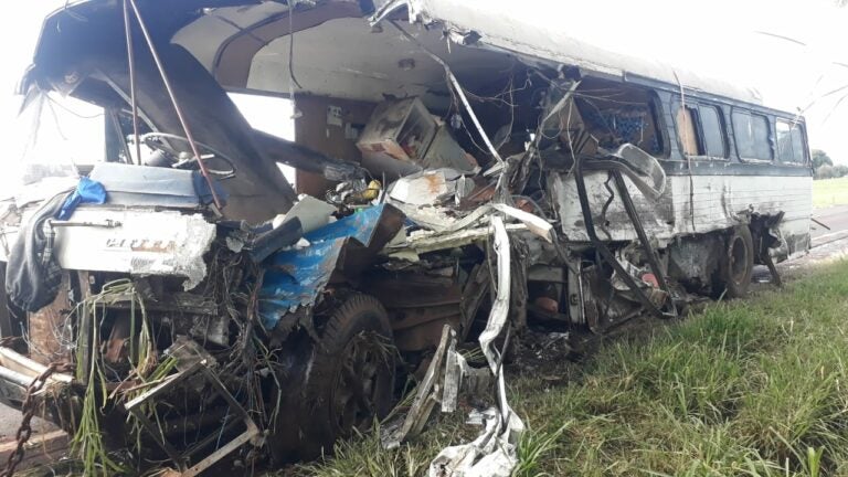 Dona de circo morre após colisão entre ônibus, caminhão e automóvel na PR-317