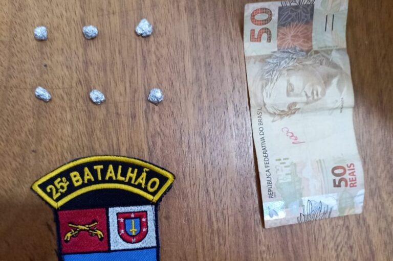 Mulher de 23 anos é presa pela polícia militar por tráfico de drogas em Umuarama