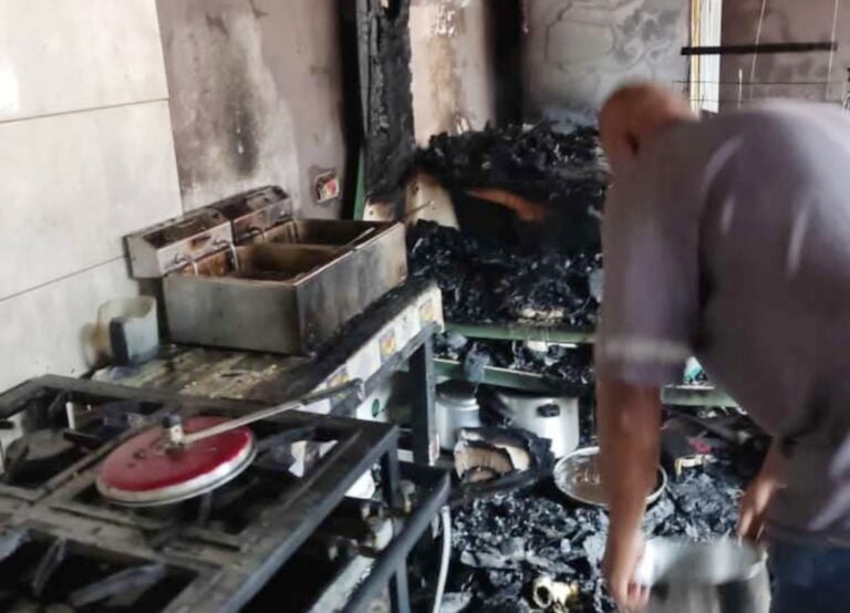 Fogo destrói comércio de espetinhos em Pérola e comunidade se mobiliza para ajudar