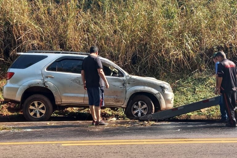 Veículo com família de Amambai tomba em curva na rodovia entre Umuarama e Xambrê