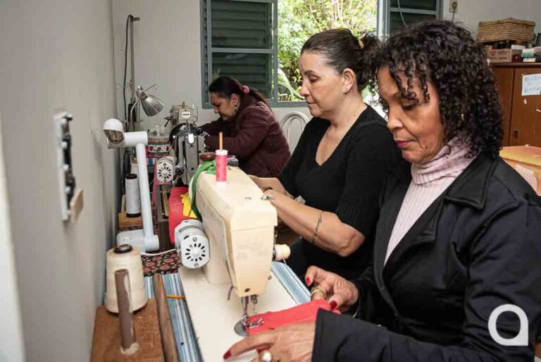 Casa da Paz aproveita roupa surrada ou manchada para gerar renda extra