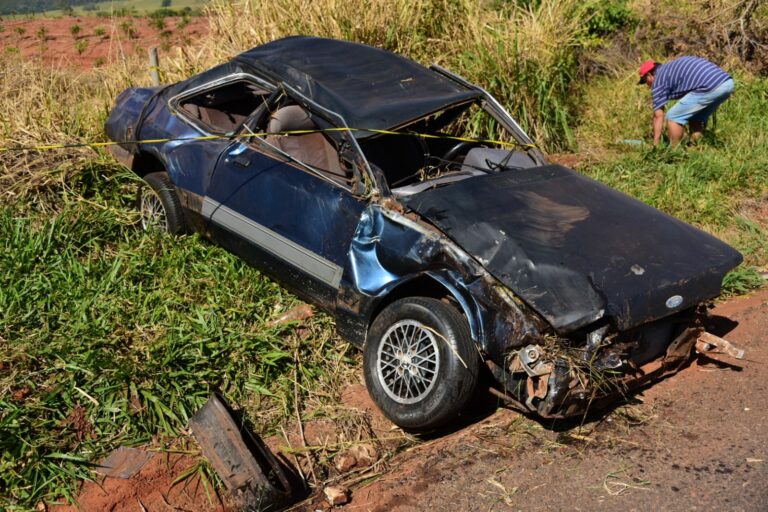 Moradores de Maria Helena são socorridos em estado grave após capotamento na PR-482