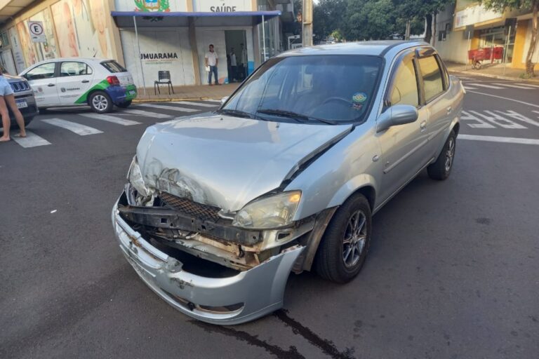 Colisão na esquina da Secretaria de Saúde de Umuarama resulta em danos em dois veículos