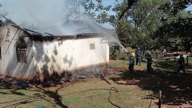 Bombeiros são acionados para combater incêndio em casa na Vila Rural São Carlos