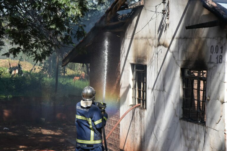 Residência fica destruída após incêndio na vila rural São Carlos, em Umuarama