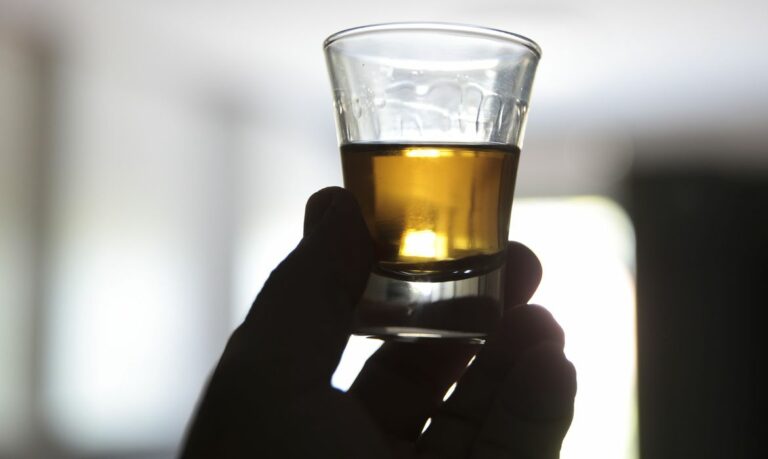 Pesquisa indica que consumo de álcool antes de dormir pode prejudicar o sono