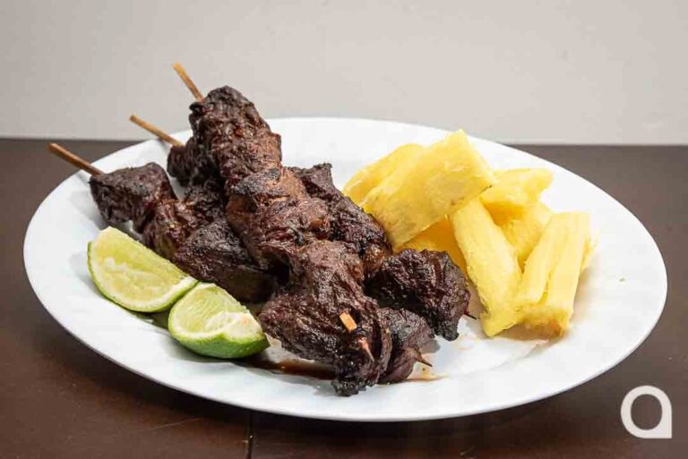 Texas Grill oferece combo com três espetos e mandioca por apenas R$ 24,99