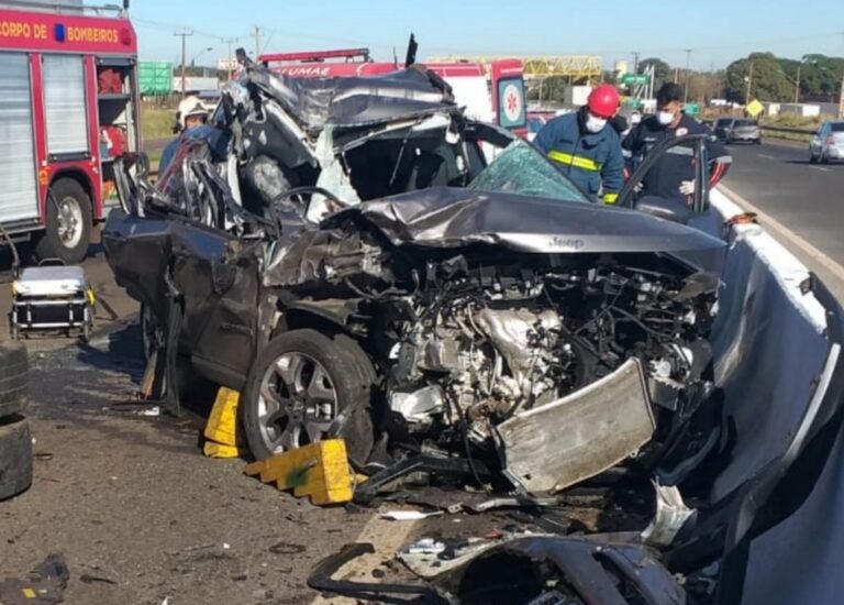 Jovem condutor fica gravemente ferido após colisão contra caminhão caçamba na PR-323