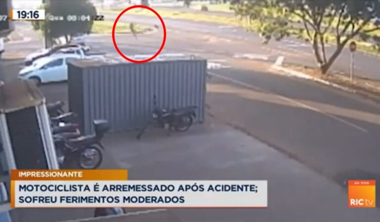 Vídeo mostra motociclista sendo arremessado após colisão contra carro em Umuarama