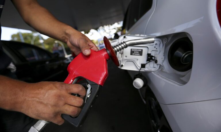 Distribuidoras vão ter redução de R$ 0,18 no litro da gasolina nesta terça-feira
