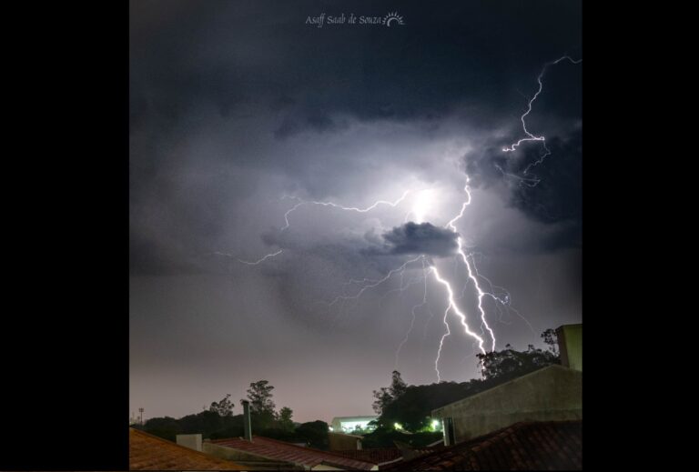 Fotógrafo de Umuarama registra sequência de raios na noite desta quinta-feira
