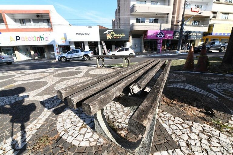 Cerca de 50 bancos nas avenidas centrais de Umuarama serão reformados ou substituídos