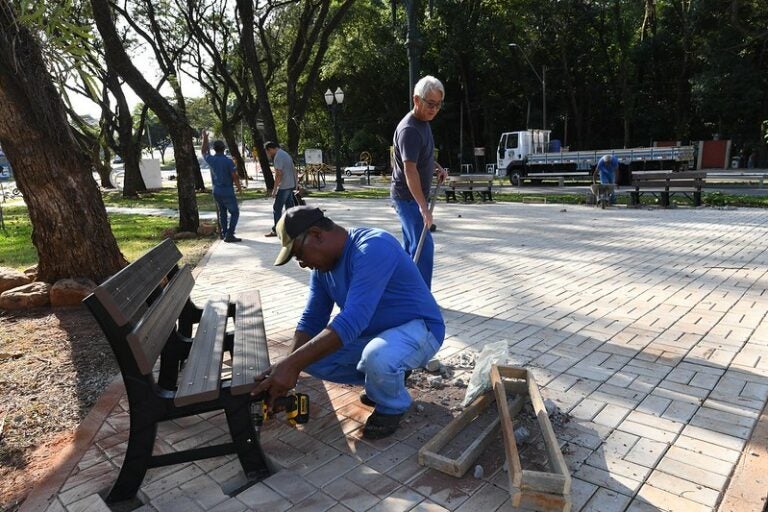 Quatro bancos na Praça das Gurucaias são furtados; prejuízo é de R$ 2 mil