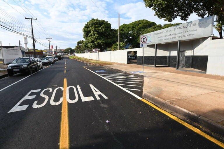 Prefeitura faz melhorias na pavimentação e no trânsito no entorno do Colégio Bento Mossurunga