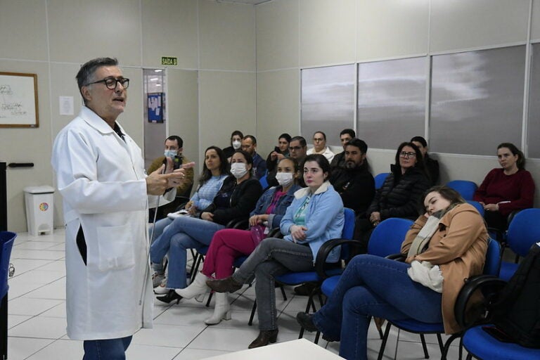 Profissionais de saúde de Umuarama passam por capacitação sobre manejo clínico das hepatites