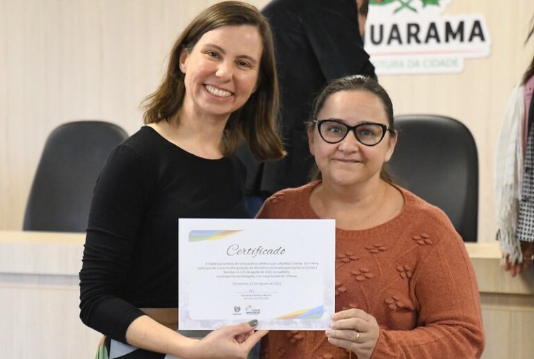 Profissionais do ramo de alimentação recebem certificados de curso que atende normas da Anvisa