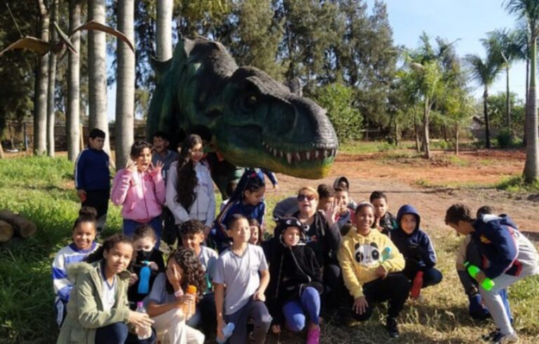 Alunos de Umuarama visitam o museu paleontológico e o Vale dos Dinossauros em Cruzeiro