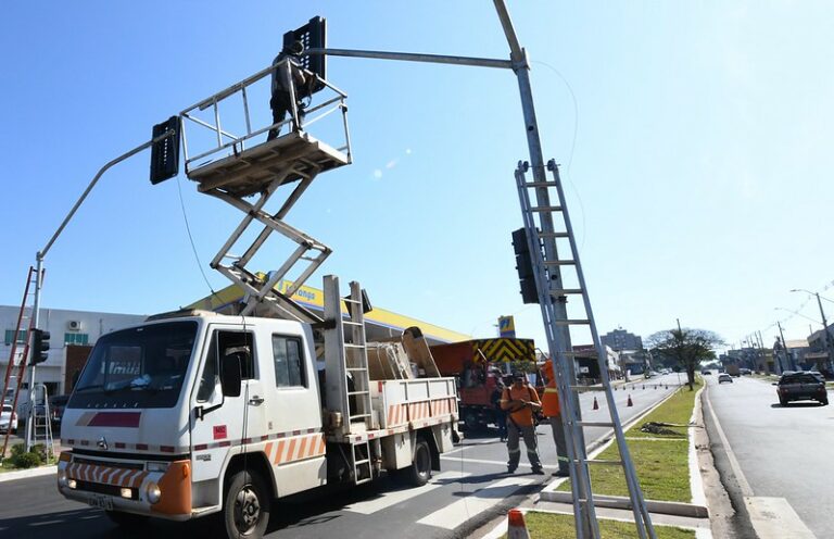 Atenção motoristas: Sestram instala semáforo no entroncamento da Tiradentes com a Olinda