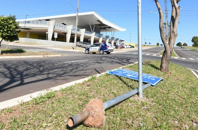 Vandalismo e acidentes danificam placas e município de Umuarama fica no prejuízo
