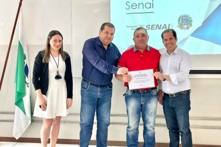 Mais 16 trabalhadores recebem certificados dos cursos de eletricista predial e informática básica