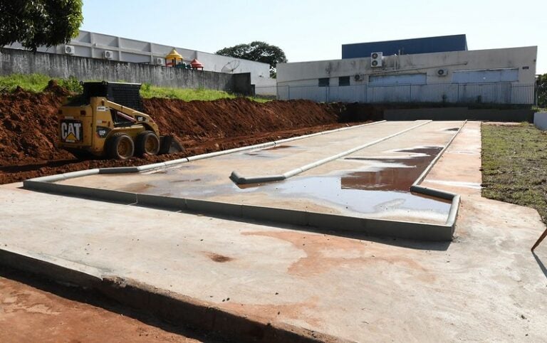 Secretaria de Obras está finalizando a construção de uma cancha de malha no Parque Danielle