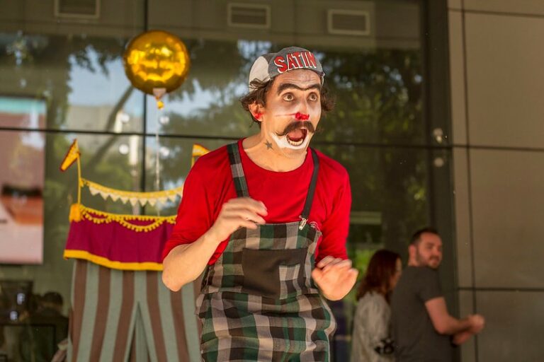 Alunos da rede municipal se divertem com espetáculo que mistura teatro com arte circense
