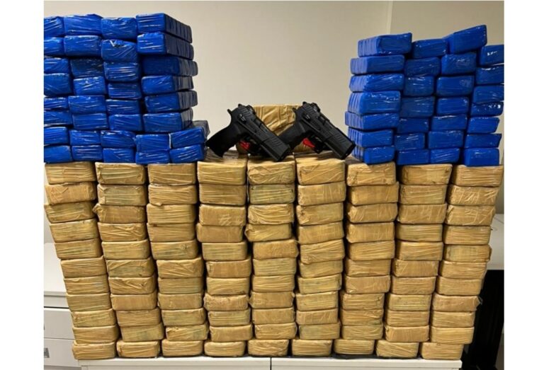 BPFron e PF apreendem carregamento milionário com armas, cocaína e maconha