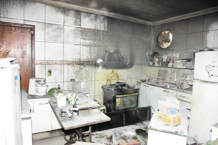 Umuarama: Vizinhos ajudam a combater incêndio que atingiu cozinha de lanchonete