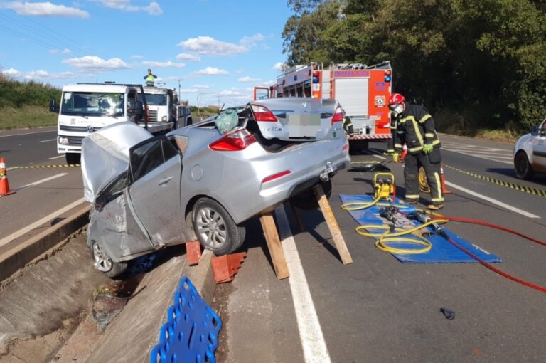 Condutor morre após veículo capotar no canteiro central da rodovia BR-376