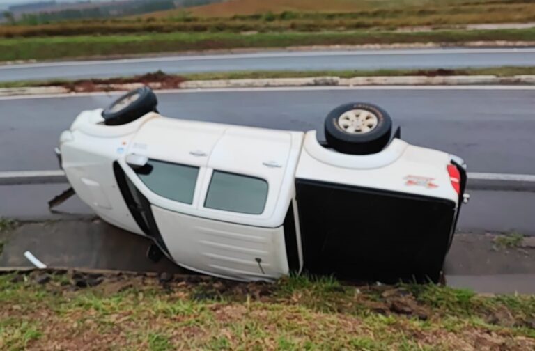 Motorista sai ileso de tombamento de caminhonete na PR-486, em Perobal