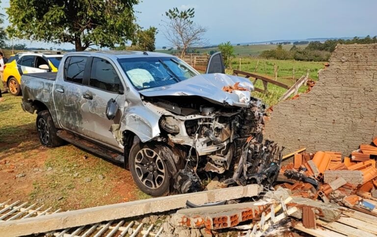 Condutor foge da polícia pela PR-323 com Hilux furtada e colide em muro no distrito de Cedro