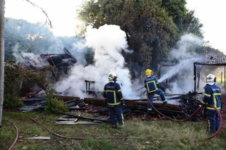 PR-468: Incêndio destrói casa na área rural de Umuarama, na saída para Mariluz