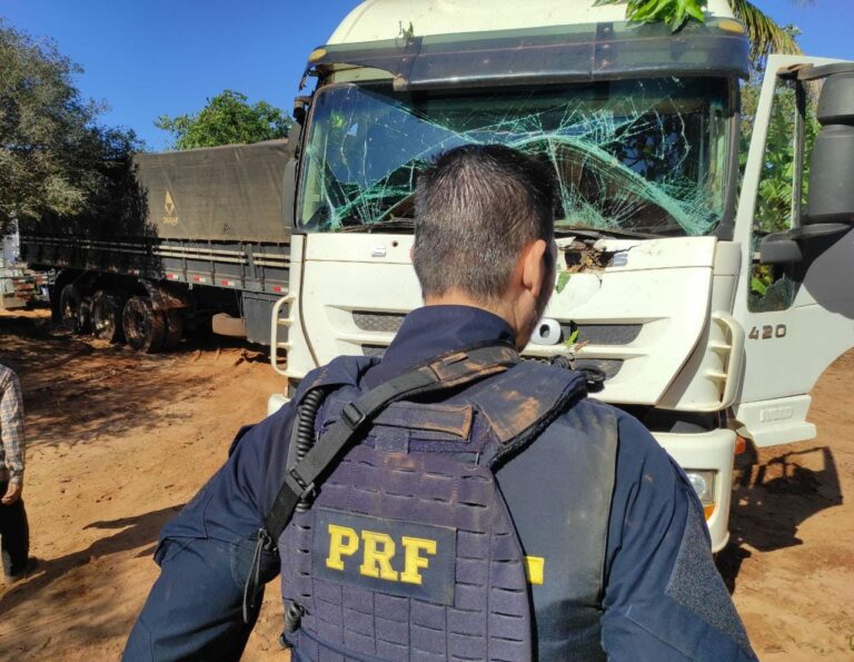 PRF apreende carreta roubada carregada de cigarros e 20 celulares em Xambrê