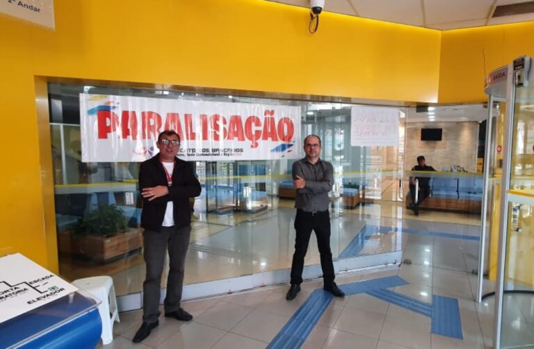 Bancários fazem paralisação do trabalho em agências de Umuarama no Dia Nacional de Luta