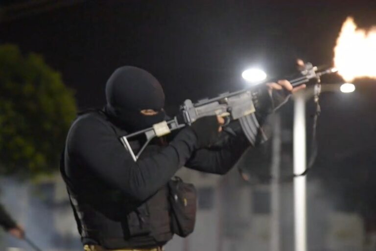 (VÍDEO) Alta tecnologia, tiros e explosões na madrugada marcam exercício simulado da PM em Umuarama