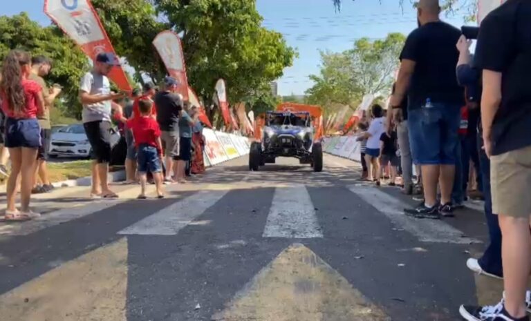 Primeiros veículos da caravana do Rally dos Sertões chegam a Umuarama