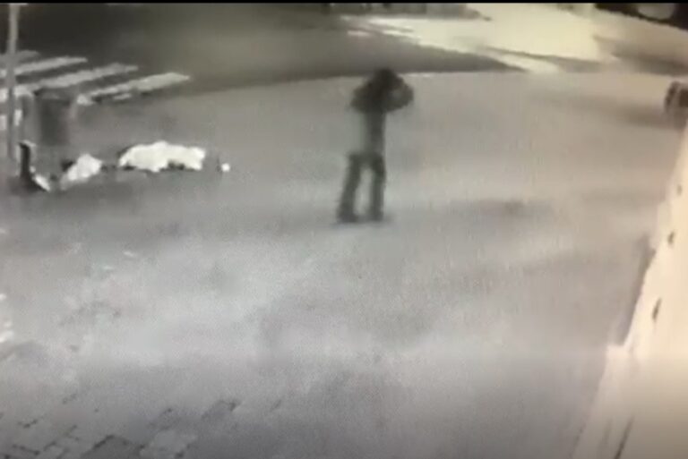 Vídeo mostra momento em que mulher é assaltada a caminho do trabalho