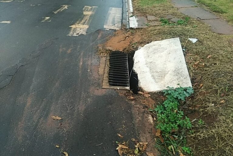 Morador se queixa de bueiro com tampa quebrada há dois anos em Santa Eliza